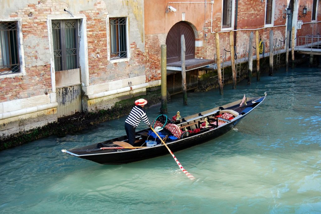 Utiliser la location de voiture à Venise avant d'emprunter ses gondoles